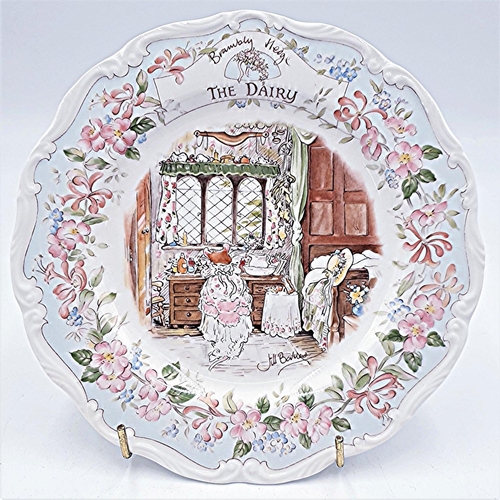 76 - ROYAL DOULTON CHINA 20.5 cm Dia PLATE 'THE DAIRY' FROM THE BRAMBLY HEDGE COLLECTION  (Original Box)