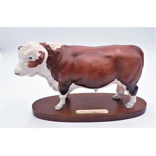 164 - ROYAL DOULTON 28cm x 19.1cm MODEL OF A POLLED HEREFORD BULL MOUNTED ON A POLISHED WOODEN PLYNTH DA 2... 