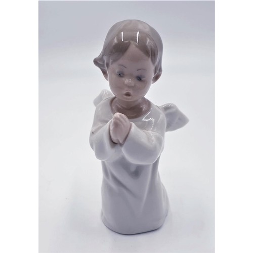 367 - LLADRO 13cm CHARACTER FIGURINE OF A BOY ANGEL PRAYING