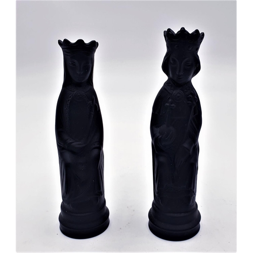 508 - WEDGWOOD BLACK BASALT KING & QUEEN CHESS PIECES By Mr Arnold Machin