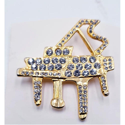 699 - BROOCH FASHIONED AS A PIANO