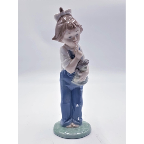 679 - LLADRO (Nao) PORCELAIN 18.5cm CHARACTER FIGURINE OF A YOUNG GIRL HOLDING A DOLL 