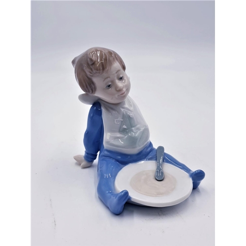 682 - LLADRO (Nao) 10.5cm CHARACTER FIGURINE OF A BABY BOY EATING PORRIDGE 