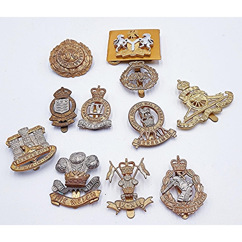 730 - ARMY BADGES (11)