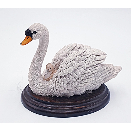 755 - COUNTRY ARTISTS MODEL OF A WHITE SWAN And SYGNET MOUNTED ON A WOODEN PLYNTH.
(Country Artists celebr... 