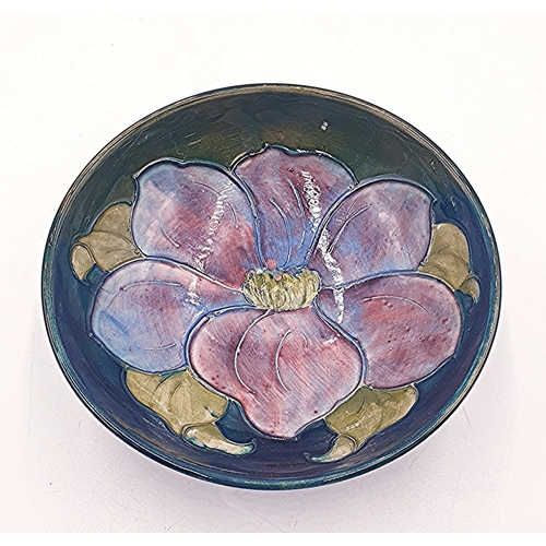 775 - MOORCROFT 14cm Dia BOWL IN THE ANEMONE DESIGN ON GREEN GROUND