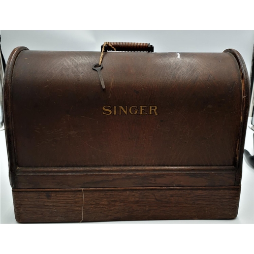 167 - SINGER 1920s HAND CRANK  SEWING MACHINE IN ORIGINAL WOODEN CASE.
(Please Note This Lot WILL NOT BE P... 