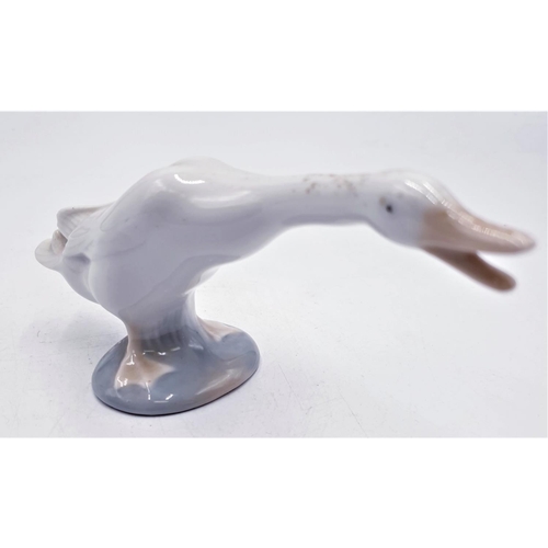 685 - LLADRO PORCELAIN 16cm MODEL OF A GOOSE (The Official Name For This Piece Is 