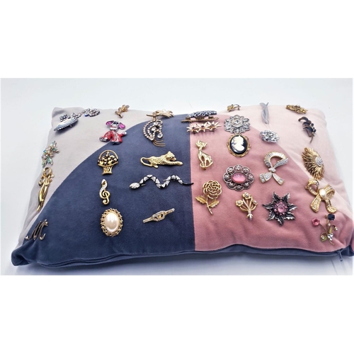 723 - CUSHION CONTAINING 34 ASSORTED BROOCHES