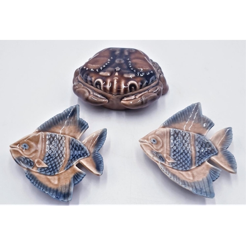 91 - WADE LIDDED TRINKET BOX FASHIONED AS A CRAB Plus FISH DISHES (2)