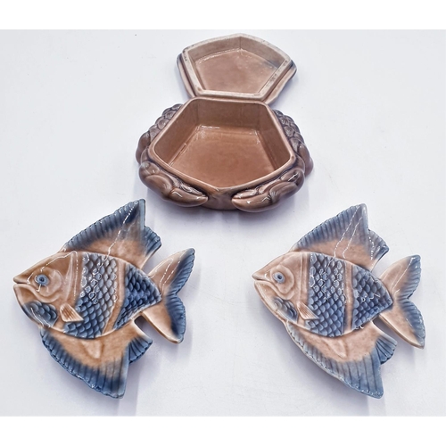 91 - WADE LIDDED TRINKET BOX FASHIONED AS A CRAB Plus FISH DISHES (2)