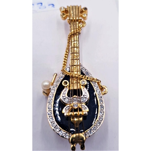 788 - BROOCH FASHIONED AS A MANDOLIN