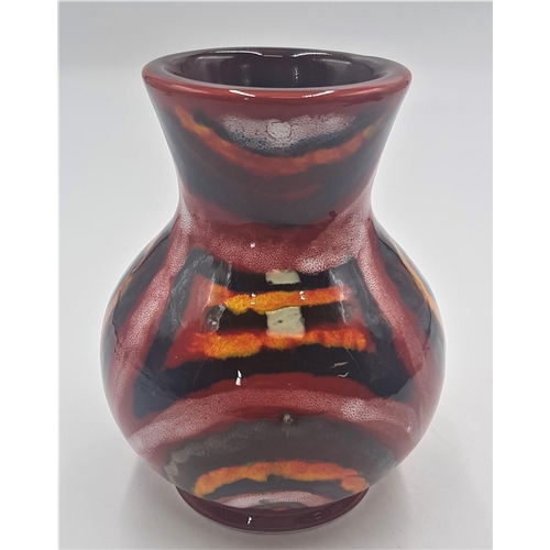 530 - ANITA HARRIS ART POTTERY 14.5cm TROJAN VASE IN THE LABYRINTH DESIGN Signed In Gold By Anita Harris