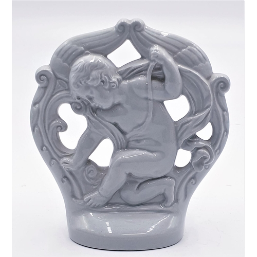 552 - WEDGWOOD CHINA 12cm  CHERUB PLAQUE By Arnold Machin  c1940s