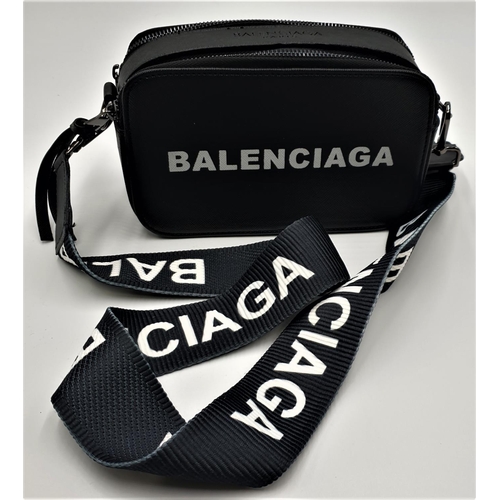 614 - BALENCIAGA LADIES BAG  (No Provenance)