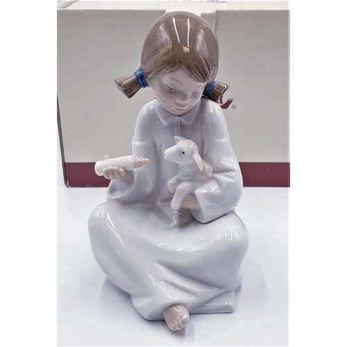 660 - LLADRO (Nao) PORCELAIN 17cm x 10cm CHARACTER FIGURINE OF A YOUNG GIRL FEEDING A LAMB 