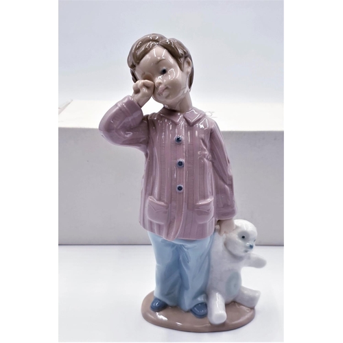 661 - LLADRO (Nao) PORCELAIN 19cm x 12cm CHARACTER FIGURINE OF A YOUNG BOY HOLDING A TEDDY BEAR 