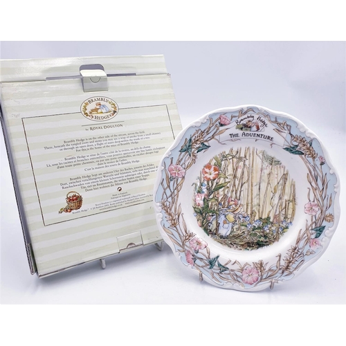 153 - ROYAL DOULTON CHINA 20cm Dia PLATE 'THE ADVENTURE' FROM THE BRAMBLY HEDGE GIFT COLLECTION (Original ... 