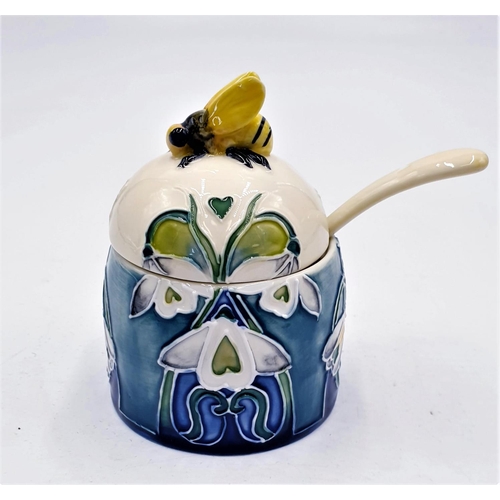 224B - OLD TUPTON WARE TUBELINED HONEY POT And SPOON  (6524) IN THE SNOWDROP DESIGN (Original Box)