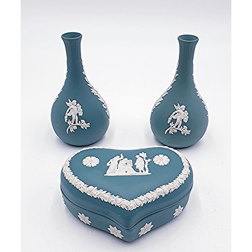 248 - WEDGWOOD TEAL GREEN /WHITE JASPER WARE Large HEART SHAPED LIDDED TRINKET BOX Plus TWO 13.5cm BUD VAS... 