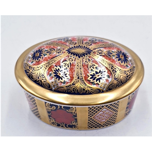 434 - ROYAL CROWN DERBY CHINA 9.5cm x 3.5cm LIDDED TRINKET BOX IN THE IMARI 1128 DESIGN