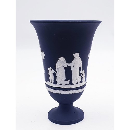 785 - WEDGWOOD BLACK/WHITE JASPER WARE 18.5cm FOOTED VASE