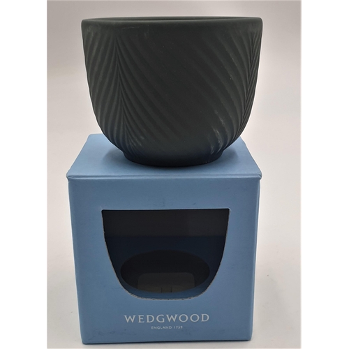 60 - WEDGWOOD CHINA FOLIA SHADOW GRAY POT