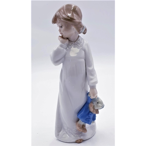 155 - LLADRO (Nao) PORCELAIN 21cm CHARACTER FIGURINE OF A YOUNG GIRL WITH RAG DOLL (Model No P4070) 