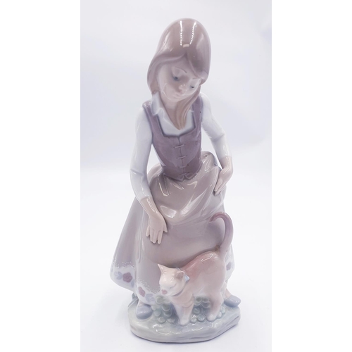 135 - LLADRO PORCELAIN Large 21cm CHARACTER FIGURINE OF A YOUNG GIRL With CAT  