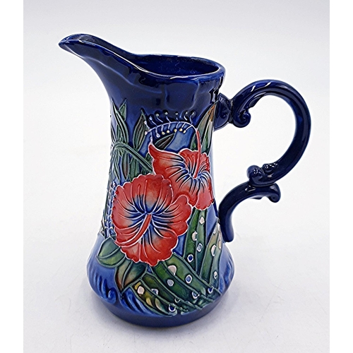 420 - OLD TUPTON WARE TUBELINED 15cm JUG (1586) IN THE HIBISCUS DESIGN ON DARK BLUE GROUND (Boxed)