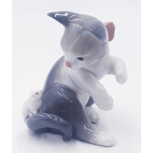 465 - LLADRO PORCELAIN 8.5cm x 7cm MODEL OF A KITTEN 