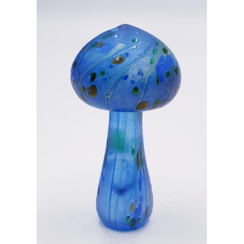 774 - ISLE OF WIGHT GLASS 9cm PAPERWEIGHT FASHIONED AS A MUSHROOM