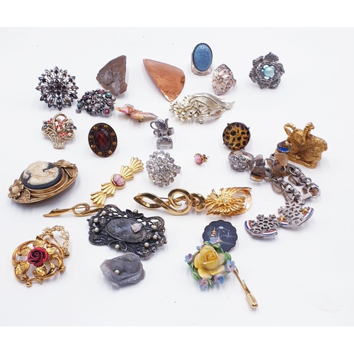 115A - COLLECTION OF BROOCHES And RINGS