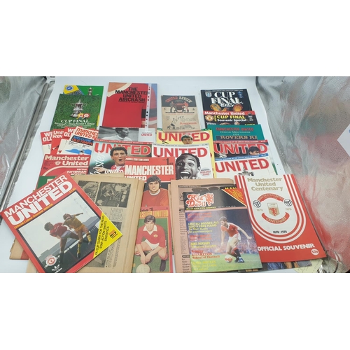 256 - MANCHESTER UNITED EPHEMERA Inc MATCH PROGRAMMES, NOTED ITEMS: MANCHESTER V BLACKBURN ROVERS SOUVENIR... 