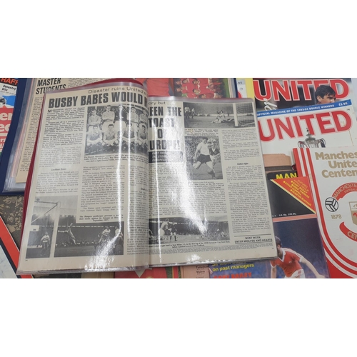 256 - MANCHESTER UNITED EPHEMERA Inc MATCH PROGRAMMES, NOTED ITEMS: MANCHESTER V BLACKBURN ROVERS SOUVENIR... 