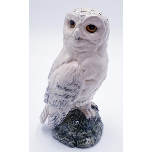 57 - ROYAL DOULTON 16.5cm WHISKY FLASK MODELLED AS A SNOWY OWL  (White Gloss Colourway) (Issued 1987) Des... 