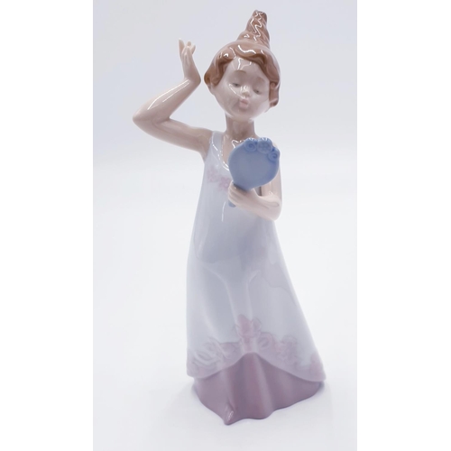 757 - LLADRO (Nao) PORCELAIN 20cm CHARACTER FIGURINE OF A YOUNG GIRL HOLDING A MIRROR 