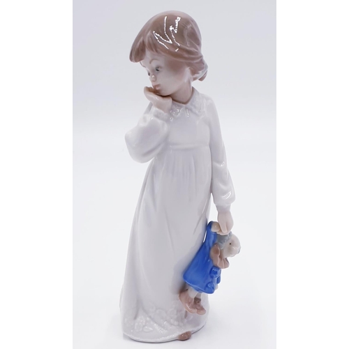 759 - LLADRO (Nao) PORCELAIN 21cm CHARACTER FIGURINE OF A YOUNG GIRL WITH RAG DOLL (Model No P4070) 