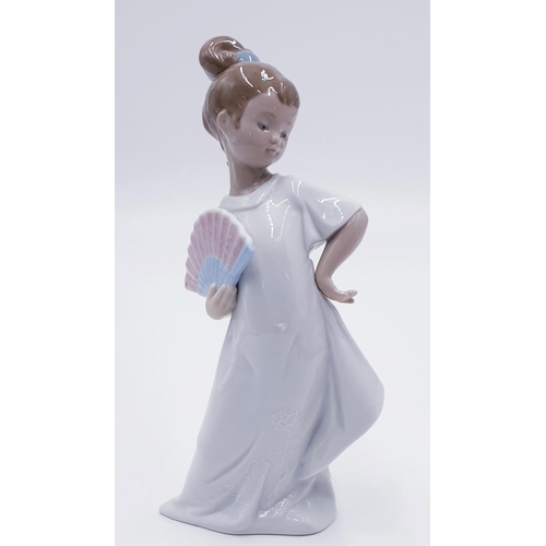 761 - LLADRO (Nao) PORCELAIN 21 cm CHARACTER FIGURINE OF A YOUNG GIRL HOLDING A FAN