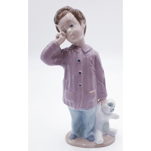 762 - LLADRO (Nao) PORCELAIN 19cm x 12cm CHARACTER FIGURINE OF A YOUNG BOY HOLDING A TEDDY BEAR 