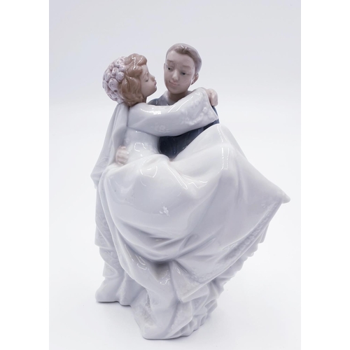 766 - LLADRO (Nao) PORCELAIN Large _18 cm CHARACTER FIGURINE OF A BRIDE & GROOM 