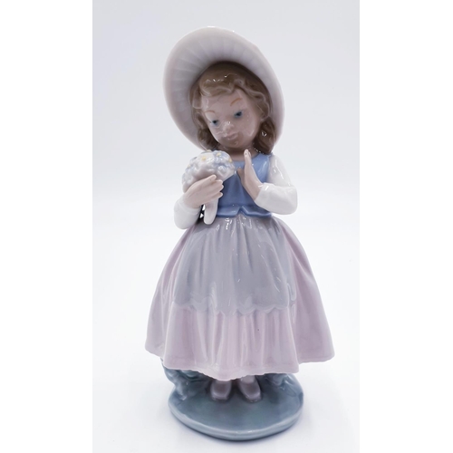 769 - LLADRO (Nao) 20 cm PORCELAIN CHARACTER FIGURINE OF A YOUNG GIRL WEARING A BONNET And HOLDING A POSY