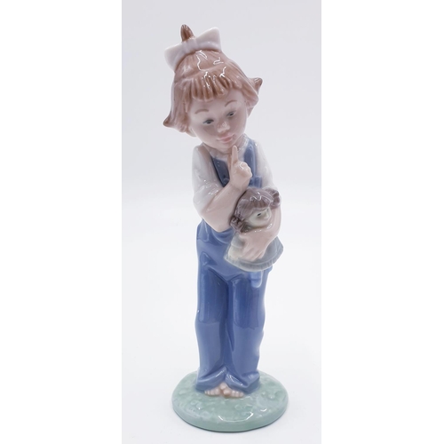 771 - LLADRO (Nao) PORCELAIN 18.5cm CHARACTER FIGURINE OF A YOUNG GIRL HOLDING A DOLL 