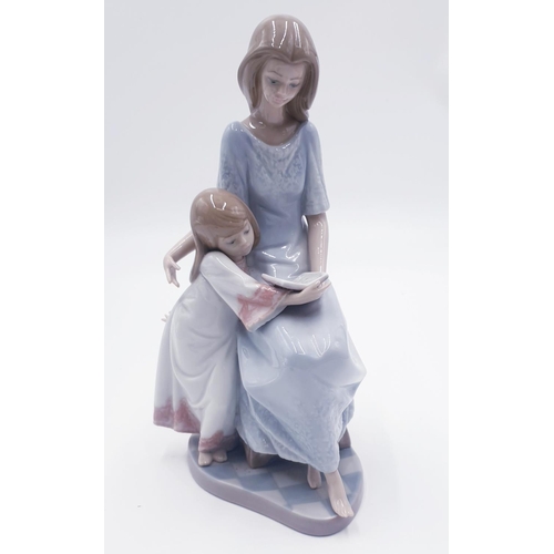 772 - LLADRO PORCELAIN Extra Large 26.5cm x 14cm CHARACTER FIGURINE OF A MOTHER & DAUGHTER READING 