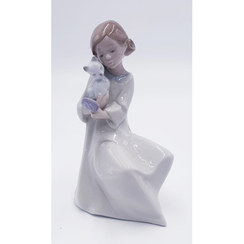 775 - LLADRO (Nao) PORCELAIN 18.5 cm CHARACTER FIGURINE OF A YOUNG LADY WITH CAT & MIRROR