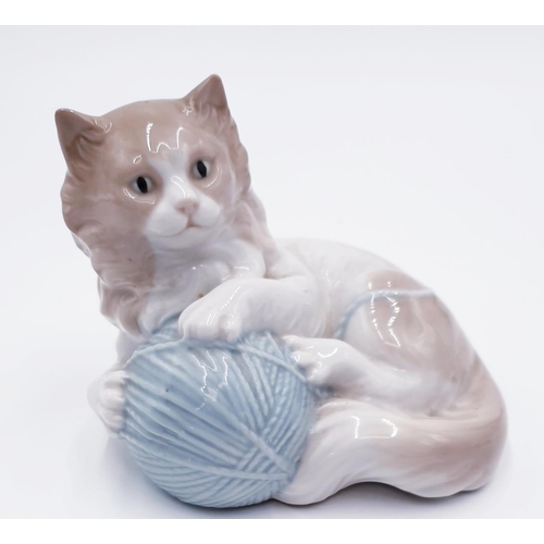 798 - LLADRO (Nao) PORCELAIN 10cm x 12.5cm MODEL OF A CAT With BALL OF WOOL