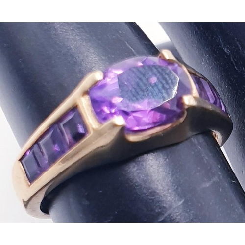 839 - 9ct GOLD (Fully Hallmarked) RING With EMERALD CENTRAL STONE And THREE AMETHYST STONES ON EACH SHOULD... 