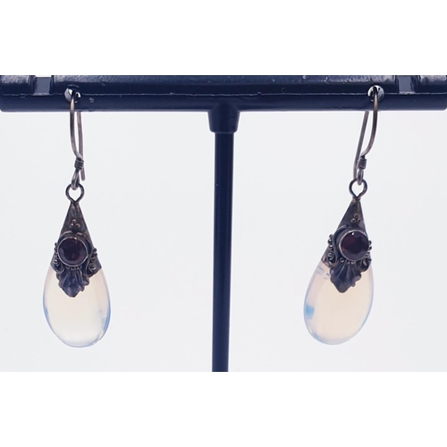 924 - MOONSTONE SILVER / GARNET STONE SET EARRINGS