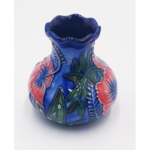 431 - OLD TUPTON WARE TUBELINED 7cm FLUTED SQUAT VASE (1578) IN THE HIBISCUS DESIGN ON BLUE GROUND  (Origi... 