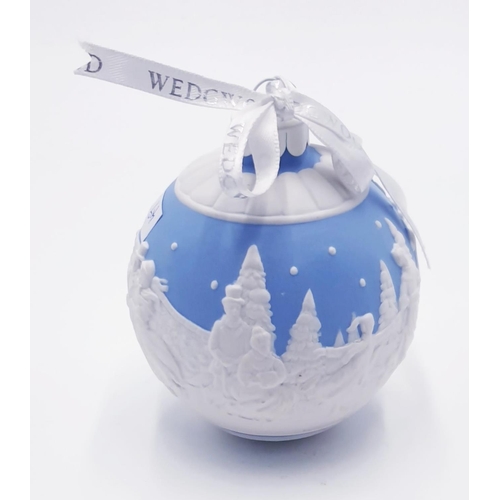 944A - WEDGWOOD WHITE/BLUE JASPER WARE 